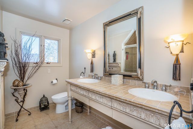 33 Mountain Farms Road, West Hartford, CT 06117