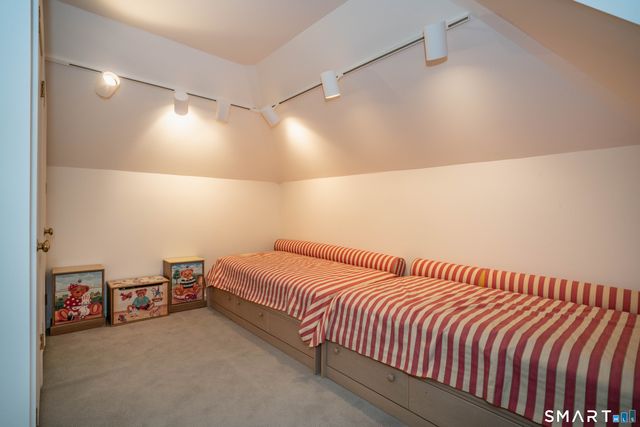 33 Mountain Farms Road, West Hartford, CT 06117