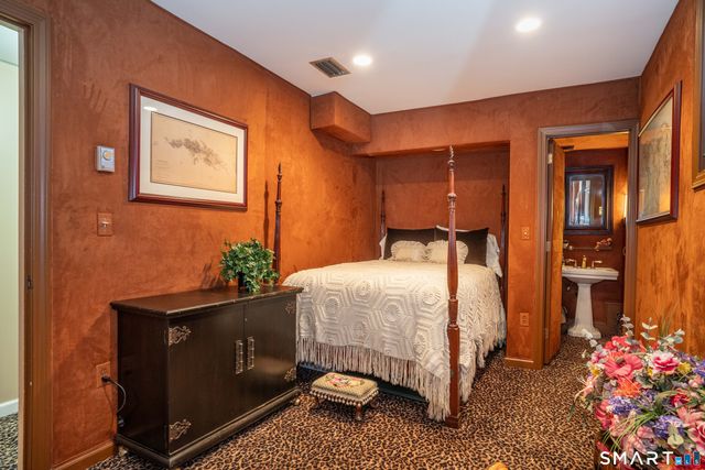 33 Mountain Farms Road, West Hartford, CT 06117