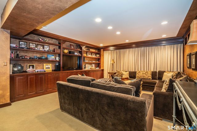 33 Mountain Farms Road, West Hartford, CT 06117