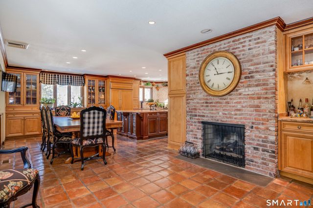 33 Mountain Farms Road, West Hartford, CT 06117