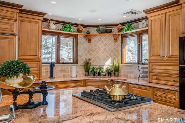 33 Mountain Farms Road, West Hartford, CT 06117