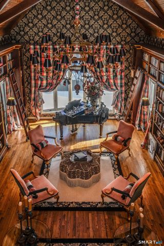 33 Mountain Farms Road, West Hartford, CT 06117