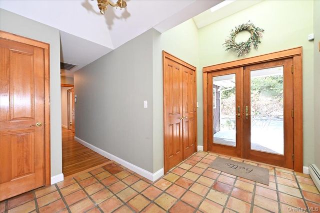 5 Mannetto Hill Road, Huntington, NY 11743