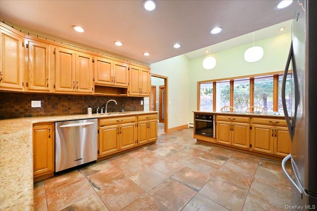 5 Mannetto Hill Road, Huntington, NY 11743