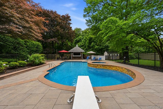 20 Longacre Drive, Huntington, NY 11743