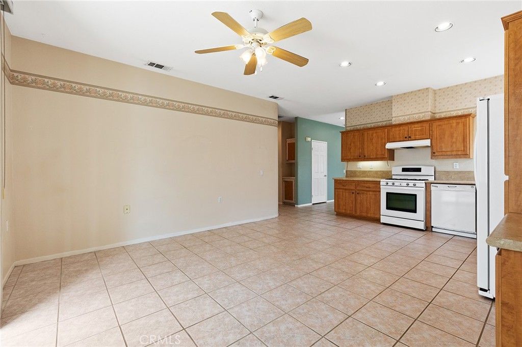 Image 10 of property listing at 27927 Blaze Lane, Sun City, CA 92585
