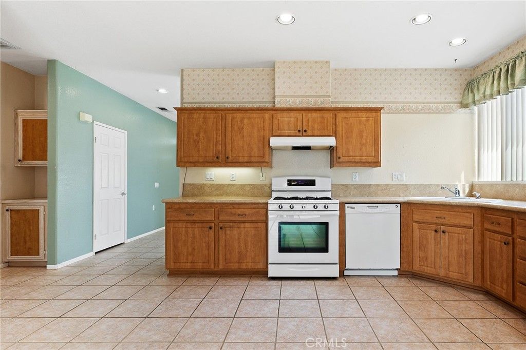 Image 11 of property listing at 27927 Blaze Lane, Sun City, CA 92585