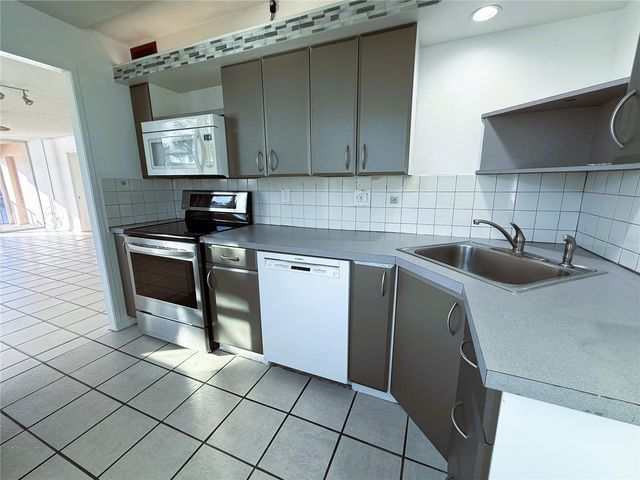 7560 BAY ISLAND DRIVE S 246, South Pasadena, FL 33707