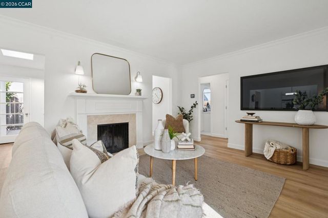 939 Mountain View Dr, Lafayette, CA 94549