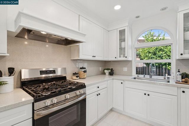 939 Mountain View Dr, Lafayette, CA 94549