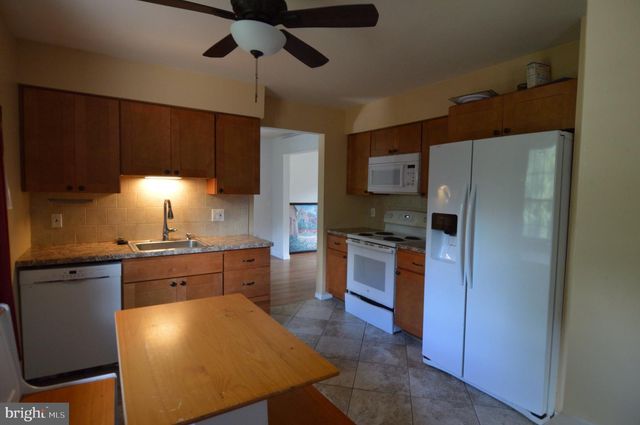 23 PEMBROOK RD, Blackwood, NJ 08012