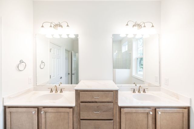221 Crown Gardens Ct, Hermitage, TN 37076