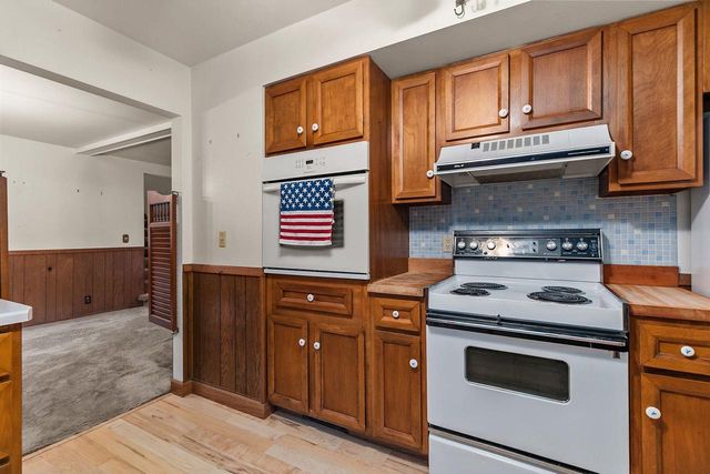 110 WOODSIDE COURT, Neenah, WI 54956