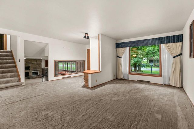 110 WOODSIDE COURT, Neenah, WI 54956