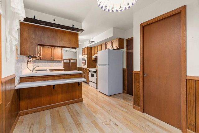 110 WOODSIDE COURT, Neenah, WI 54956