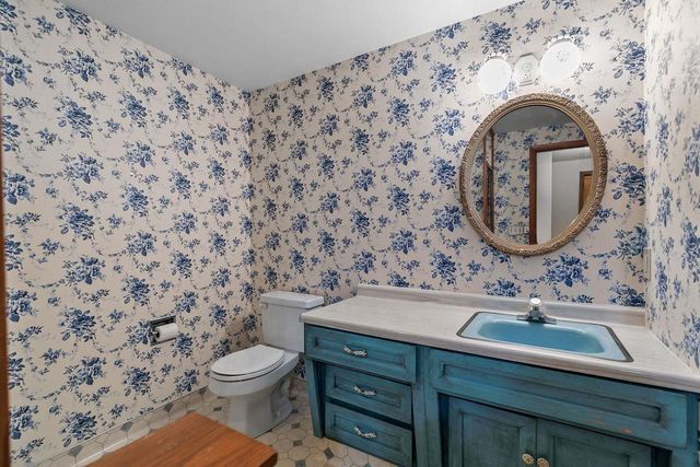 110 WOODSIDE COURT, Neenah, WI 54956