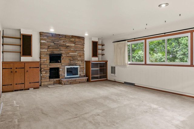 110 WOODSIDE COURT, Neenah, WI 54956