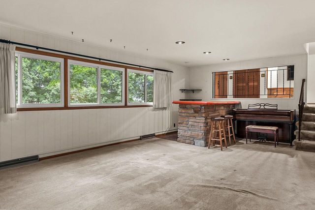 110 WOODSIDE COURT, Neenah, WI 54956