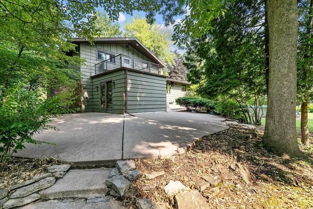 110 WOODSIDE COURT, Neenah, WI 54956