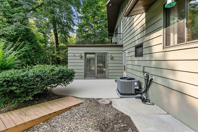 110 WOODSIDE COURT, Neenah, WI 54956