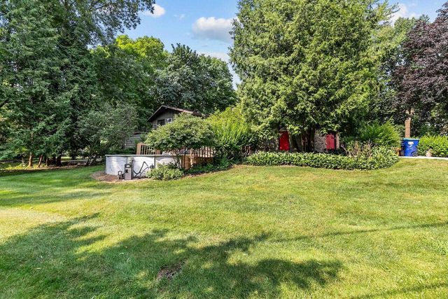 110 WOODSIDE COURT, Neenah, WI 54956