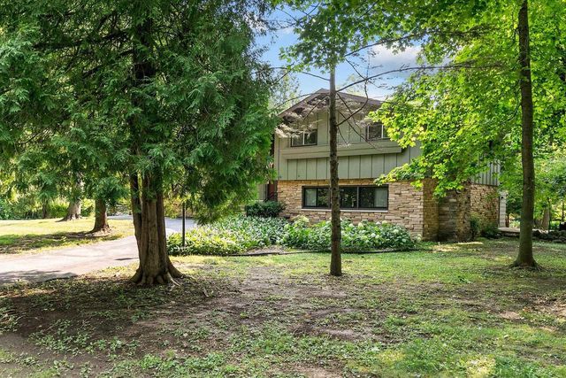 110 WOODSIDE COURT, Neenah, WI 54956