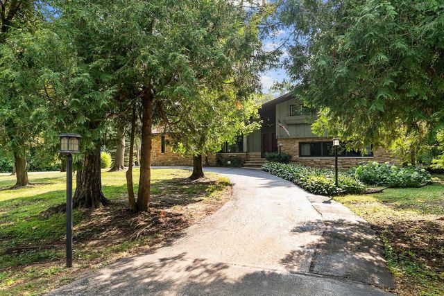 110 WOODSIDE COURT, Neenah, WI 54956