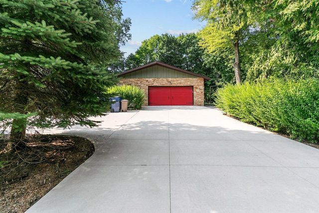 110 WOODSIDE COURT, Neenah, WI 54956