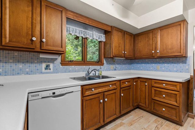 110 WOODSIDE COURT, Neenah, WI 54956