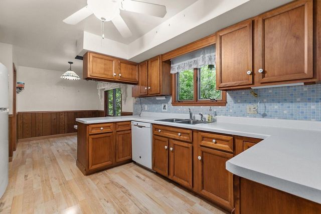 110 WOODSIDE COURT, Neenah, WI 54956