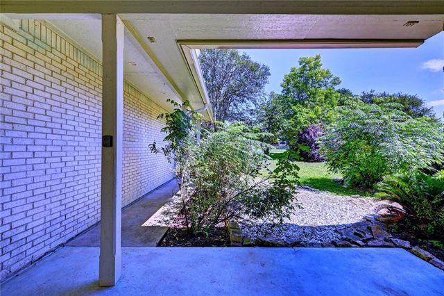 13586 Bunker Hill Drive, Willis, TX 77318