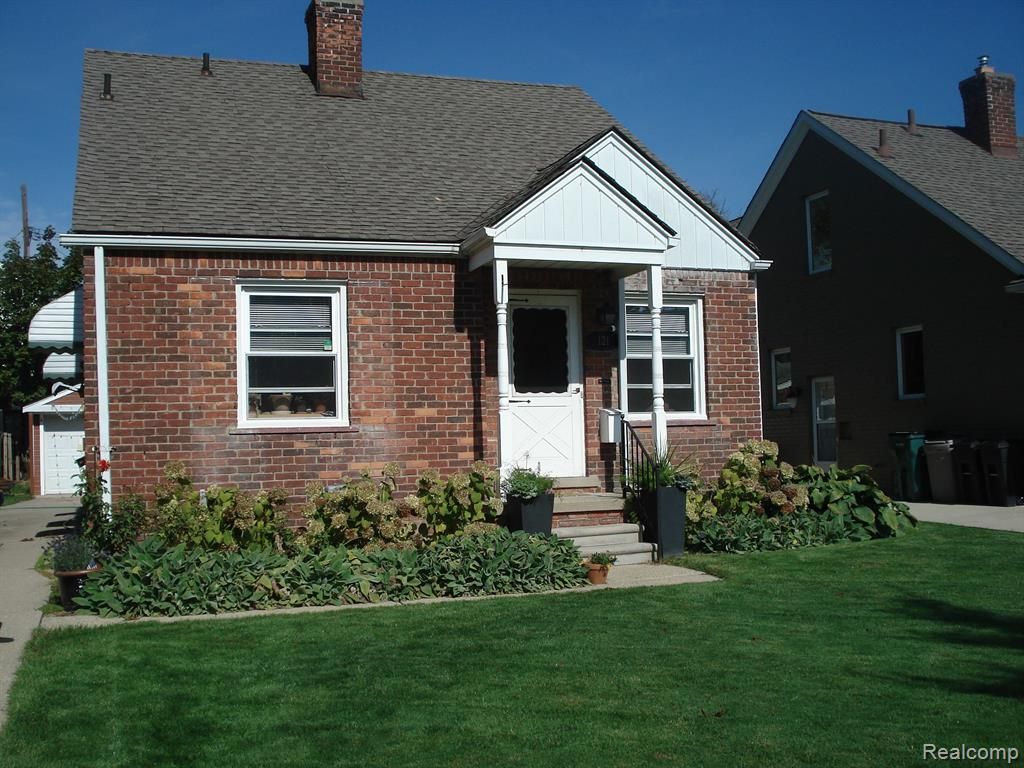 121 Catalpa Drive, Birmingham, MI 48009