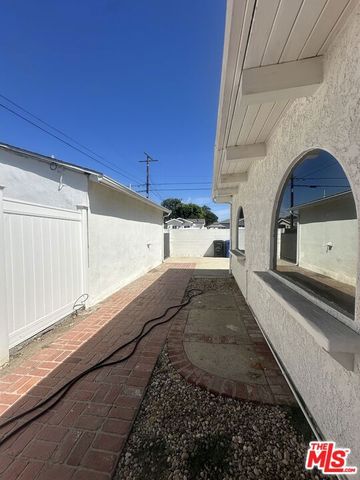 7359 Amestoy Avenue, Los Angeles, CA 91406