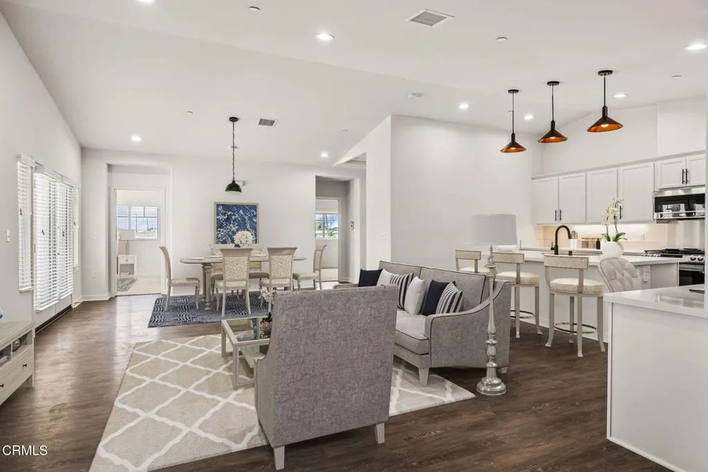 Image 4 of property listing at 307 North F St 201, Oxnard, CA 93030