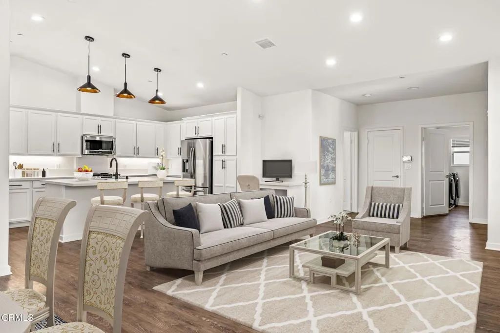 Image 5 of property listing at 307 North F St 201, Oxnard, CA 93030