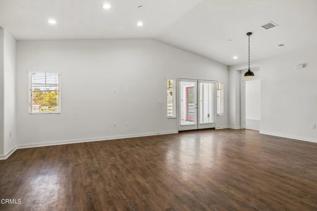 Image 6 of property listing at 307 North F St 201, Oxnard, CA 93030