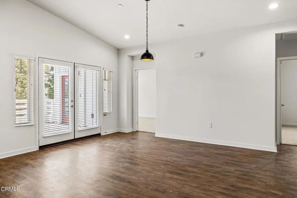 Image 7 of property listing at 307 North F St 201, Oxnard, CA 93030