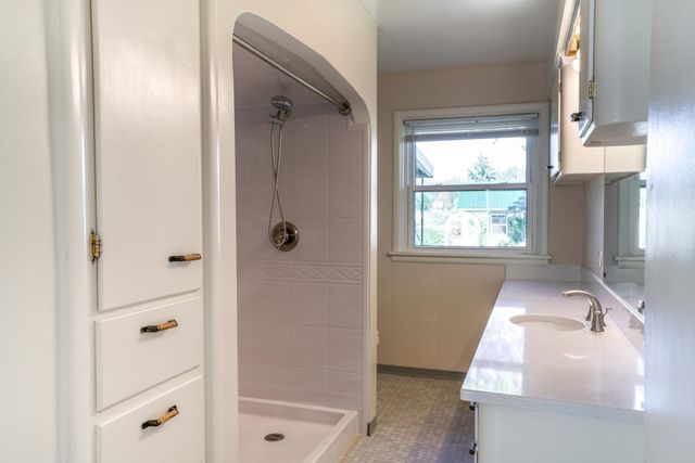 9607 E Upriver Dr, Spokane Valley, WA 99206