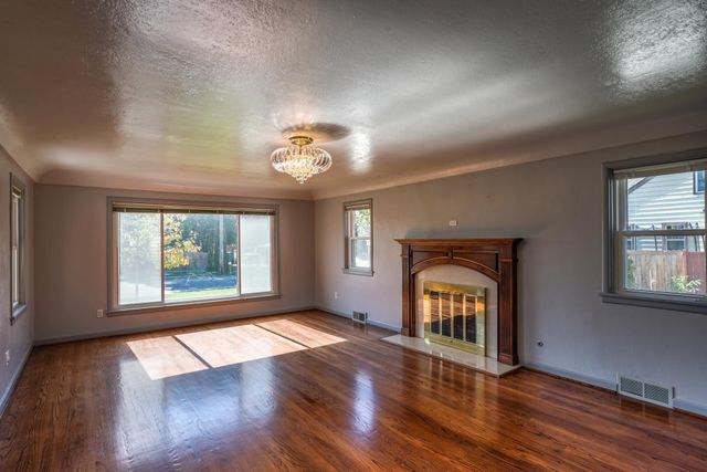9607 E Upriver Dr, Spokane Valley, WA 99206