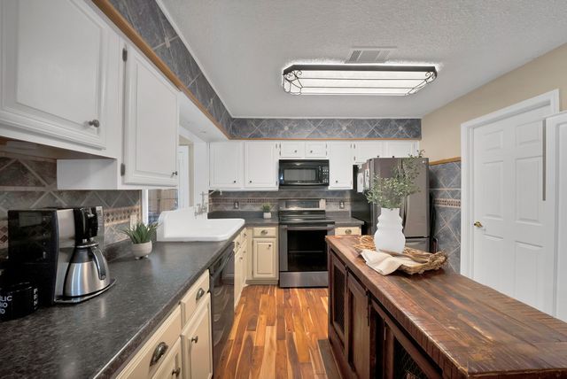 600 Mountain Laurel Lane, Bedford, TX 76021