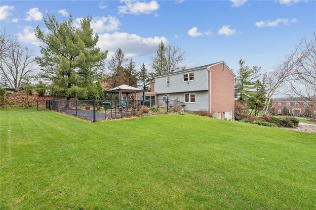 2242 Woodmont Dr, Murrysville, PA 15632