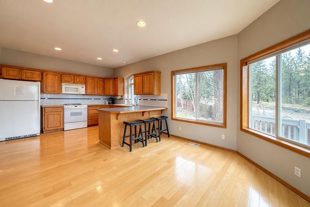 7010 N EAST BLUFF Ct, Spokane, WA 99218