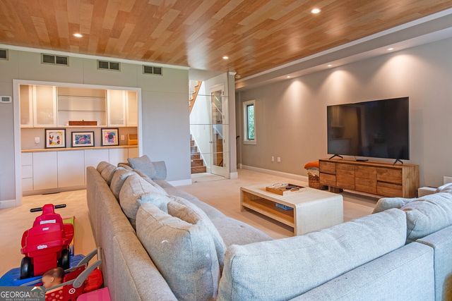 1064 Davis Circle NW, Atlanta, GA 30318