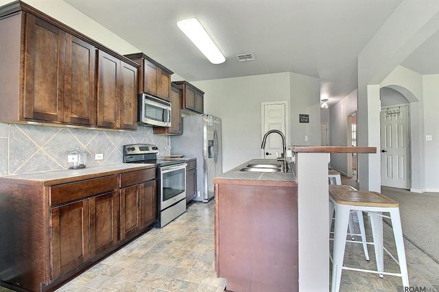 35068 Rayville Dr, Denham Springs, LA 70706