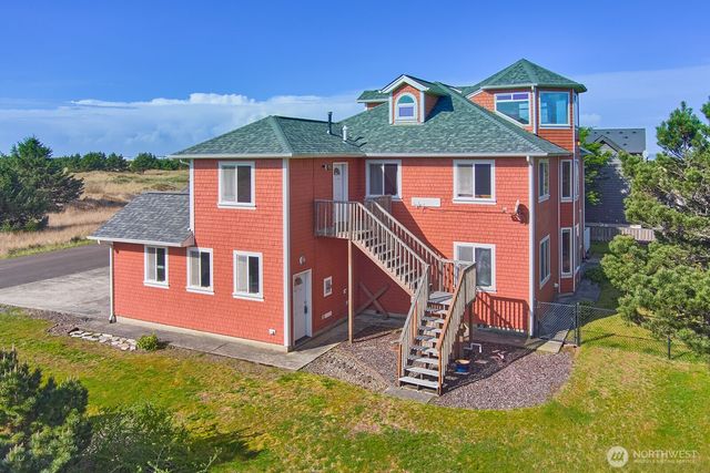 238 25th Street NW, Long Beach, WA 98631