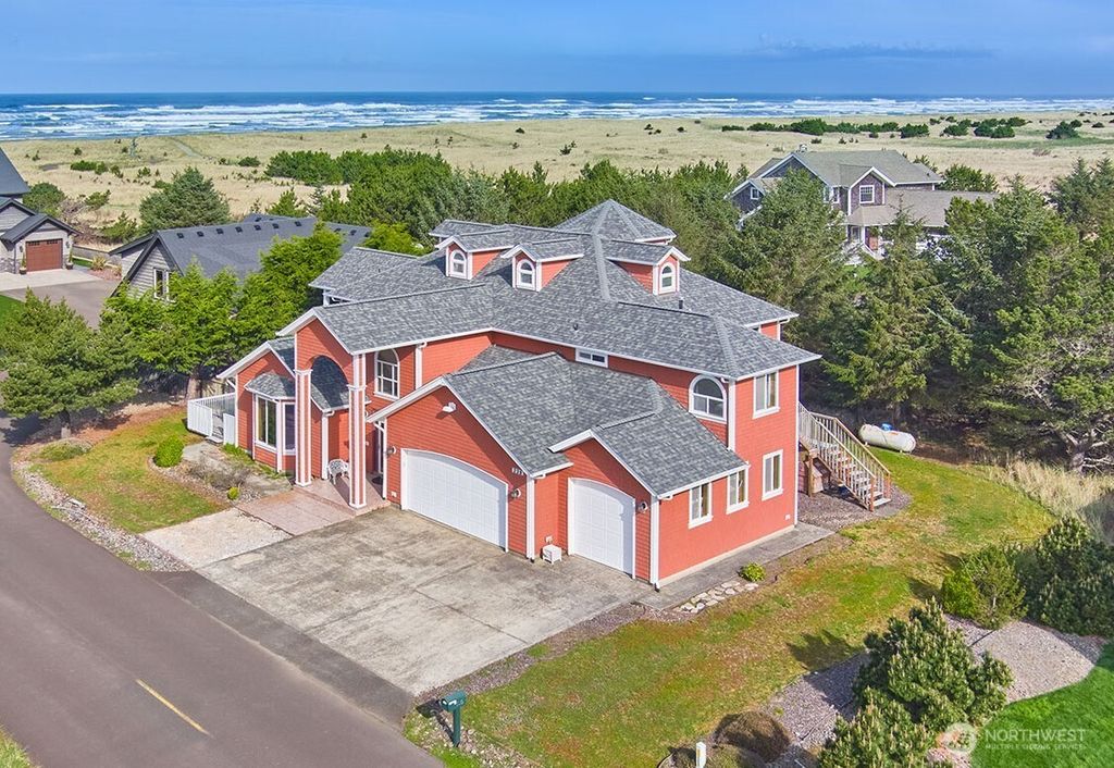 238 25th Street NW, Long Beach, WA 98631