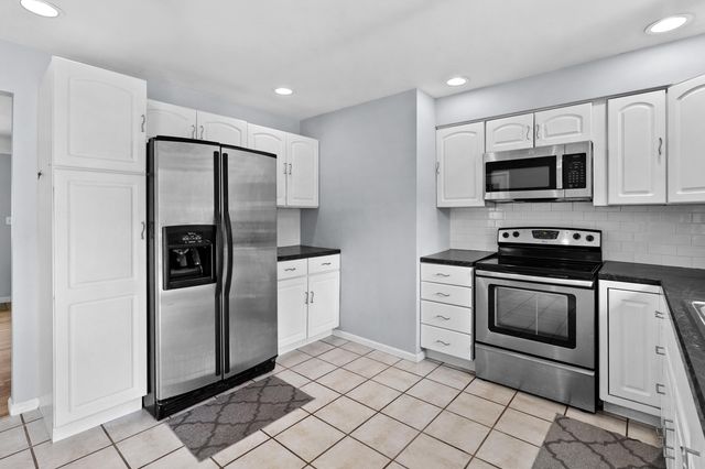 17175 Moorepark Road, Three Rivers, MI 49093
