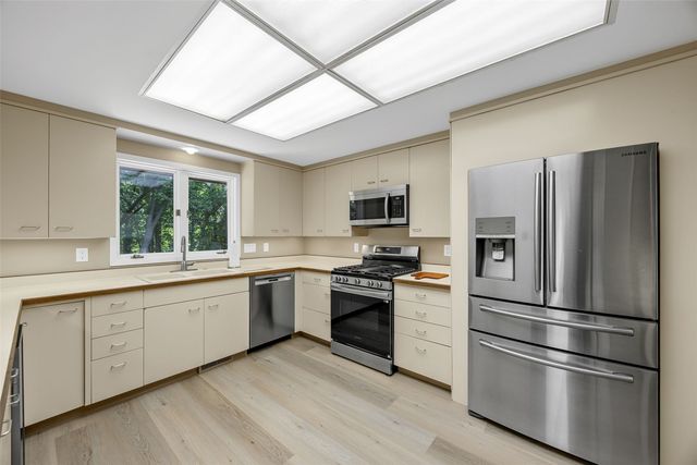 301 N 7th Ave, Iowa City, IA 52245