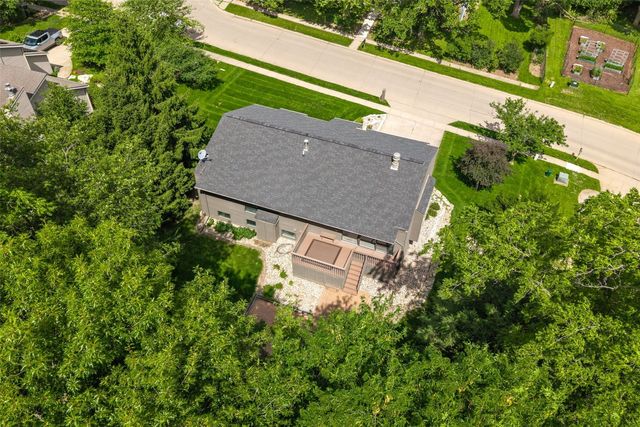 301 N 7th Ave, Iowa City, IA 52245